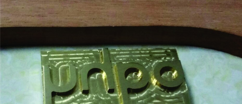 con dấu đồng ép nhiệt logo lên gỗ nhựa da simili sáp